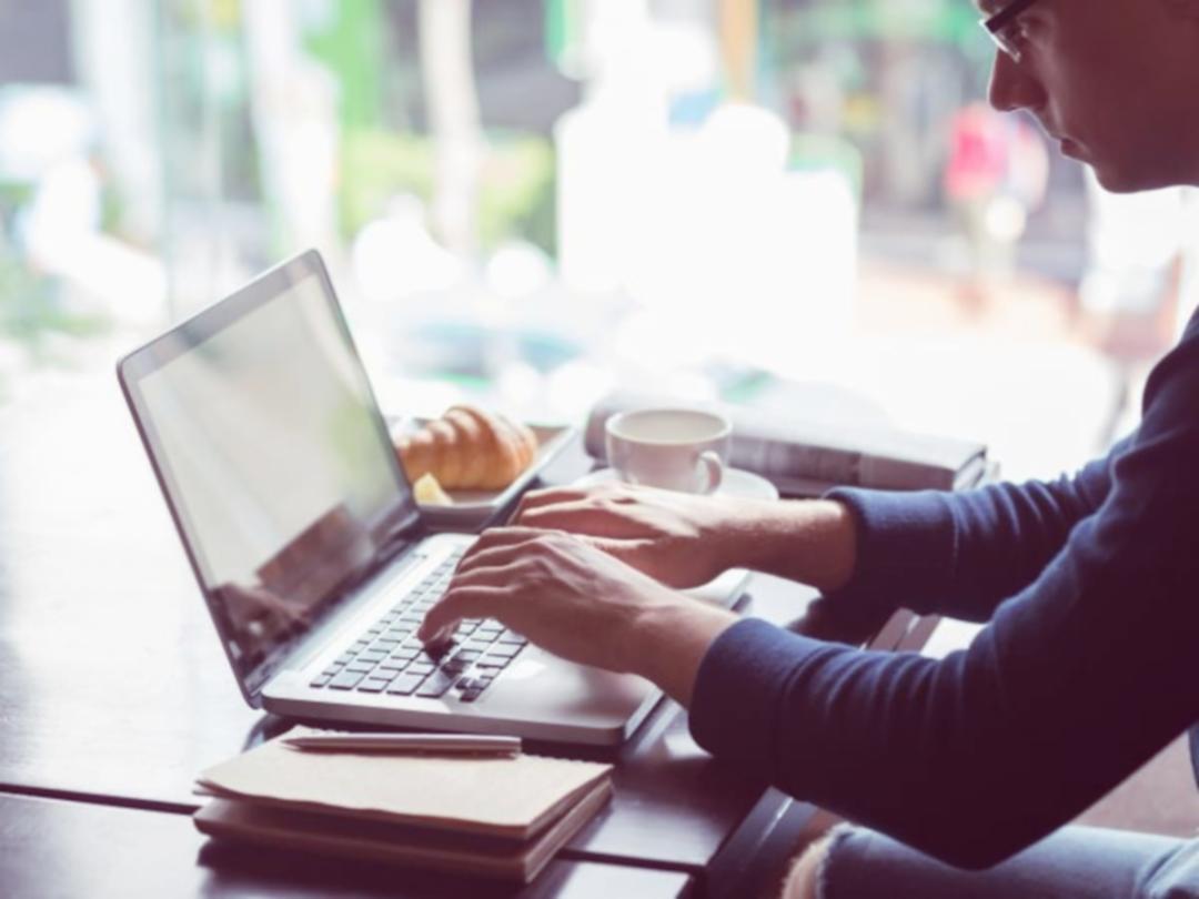 Profesionales trabajando en análisis de presupuesto operativo