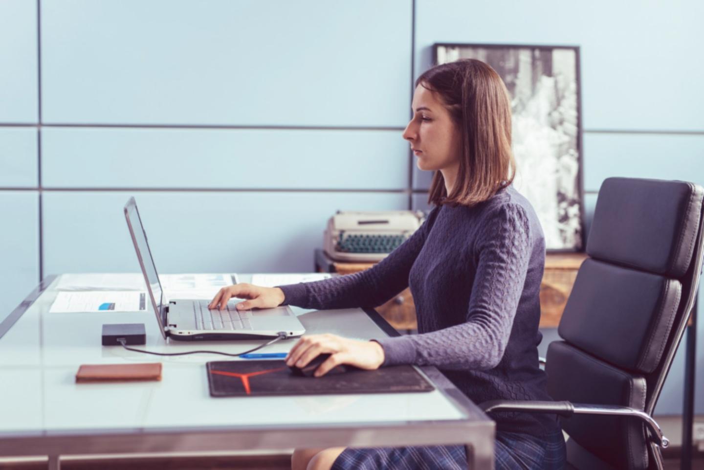 Estudiante internacional revisando presupuesto operativo y planificación financiera
