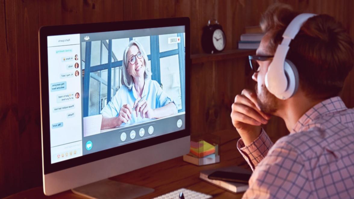 Instructor explicando técnicas de análisis de variaciones presupuestarias