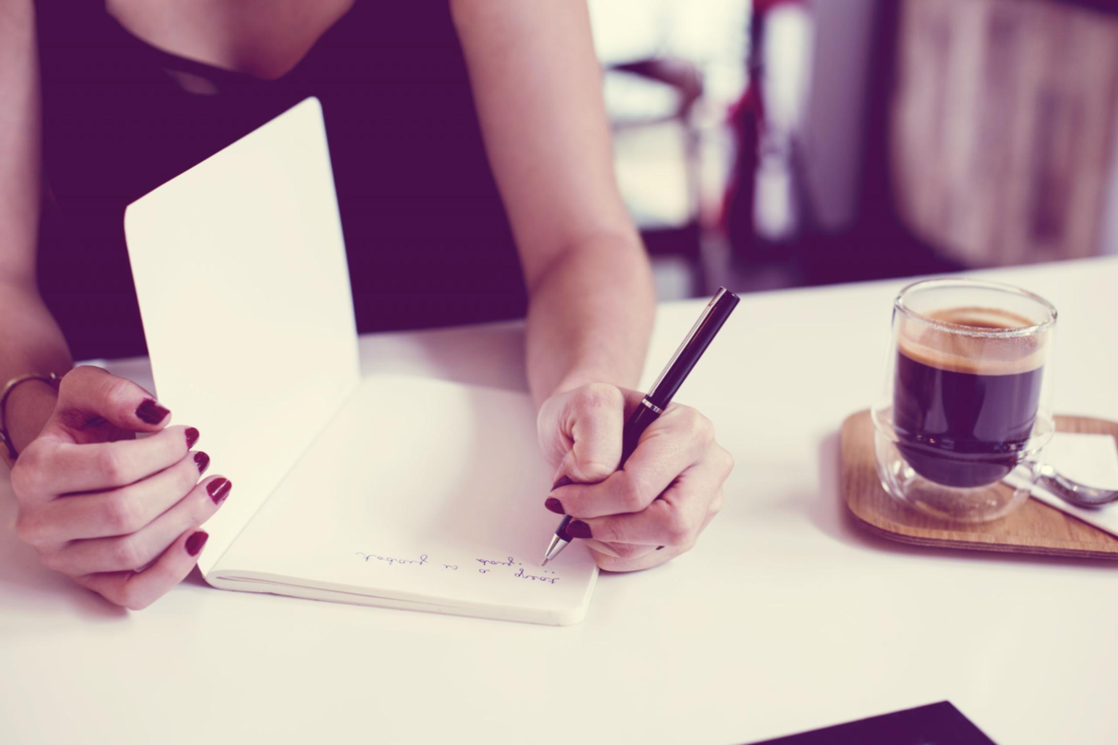 Equipo de instructores revisando materiales de capacitación financiera